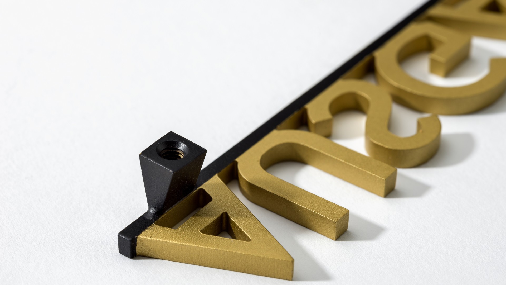 Detailfoto des Leitsystems mit der kombinierten Lackierung in Schwarz und Gold