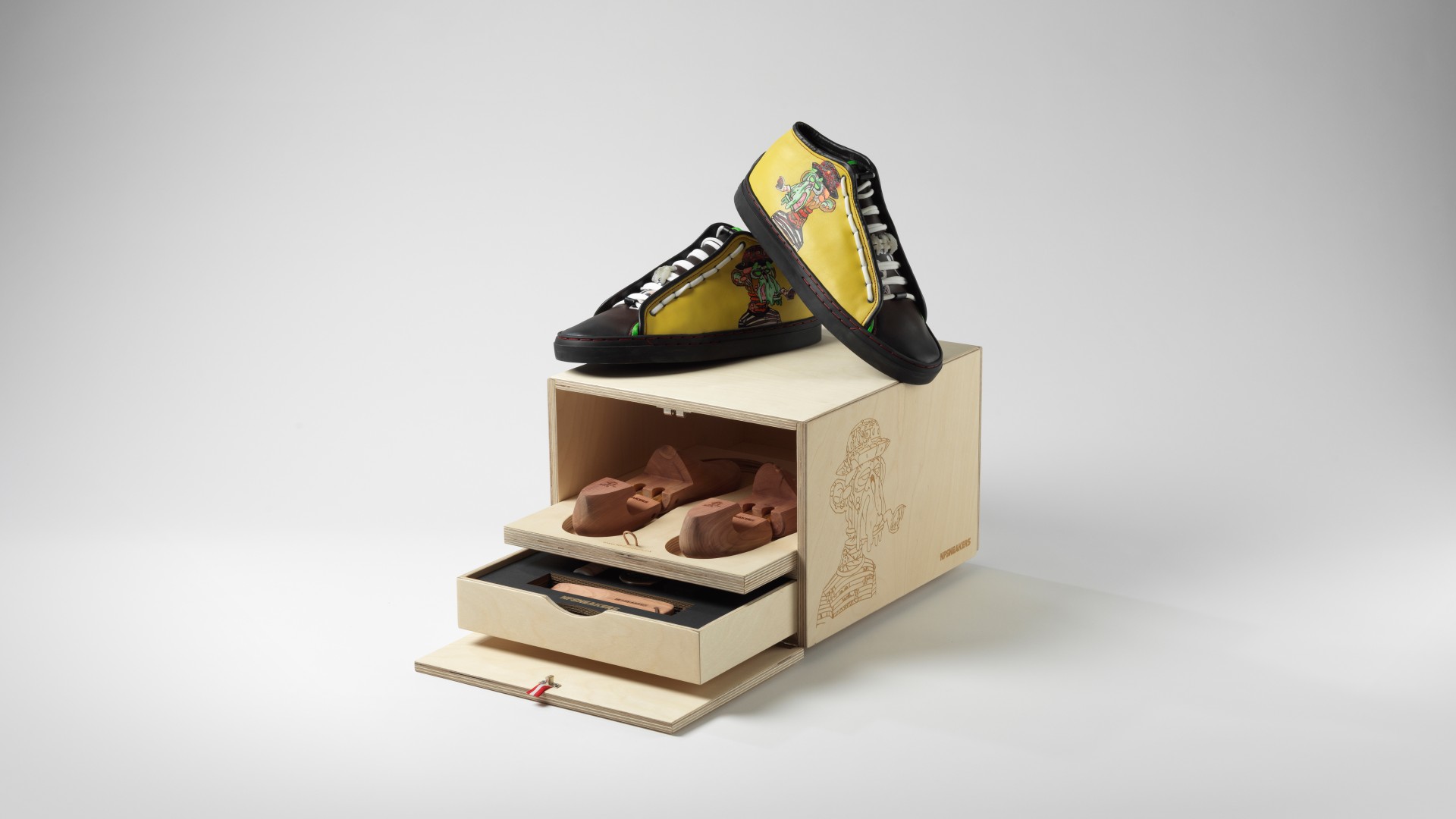 Offene Holzbox für Schuhe und Accessoires. Sneakers auf der Box präsentiert