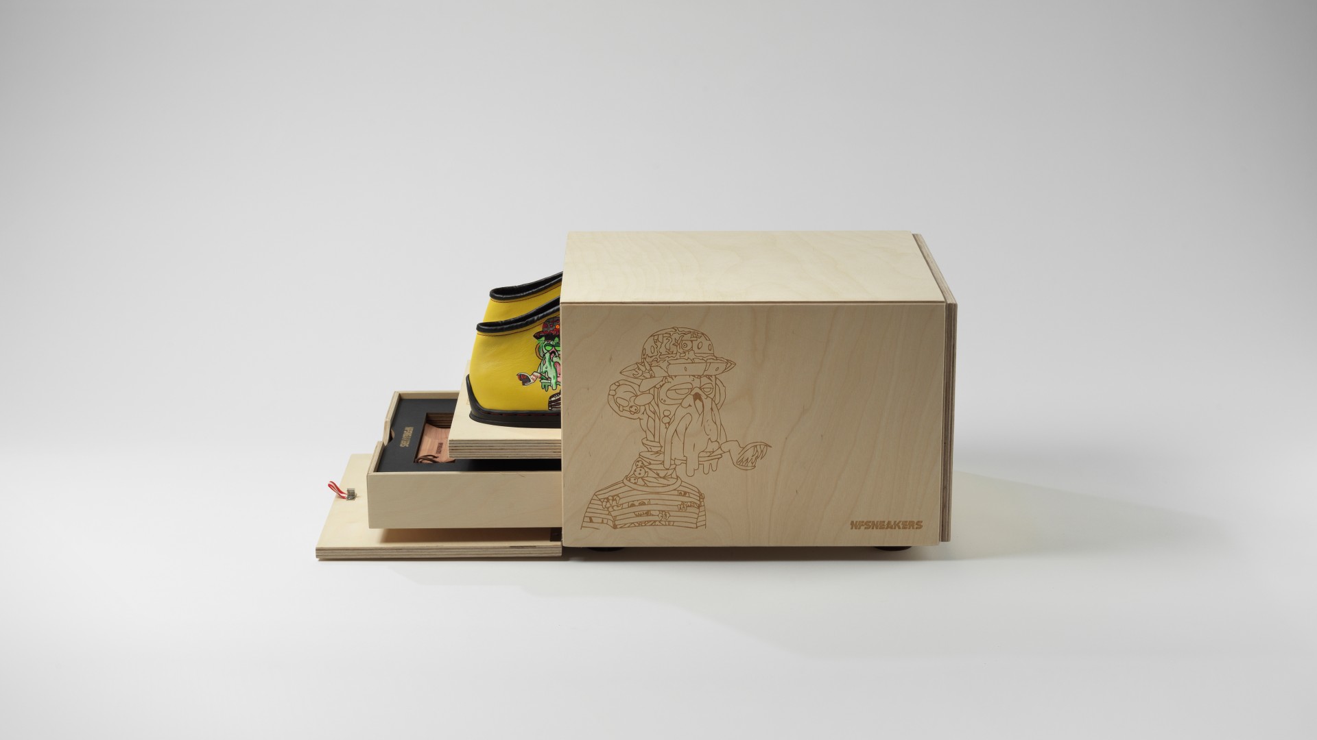 Geöffnete Holzbox mit herausgezogenen Schubladen mit Schuhen und Accessoires
