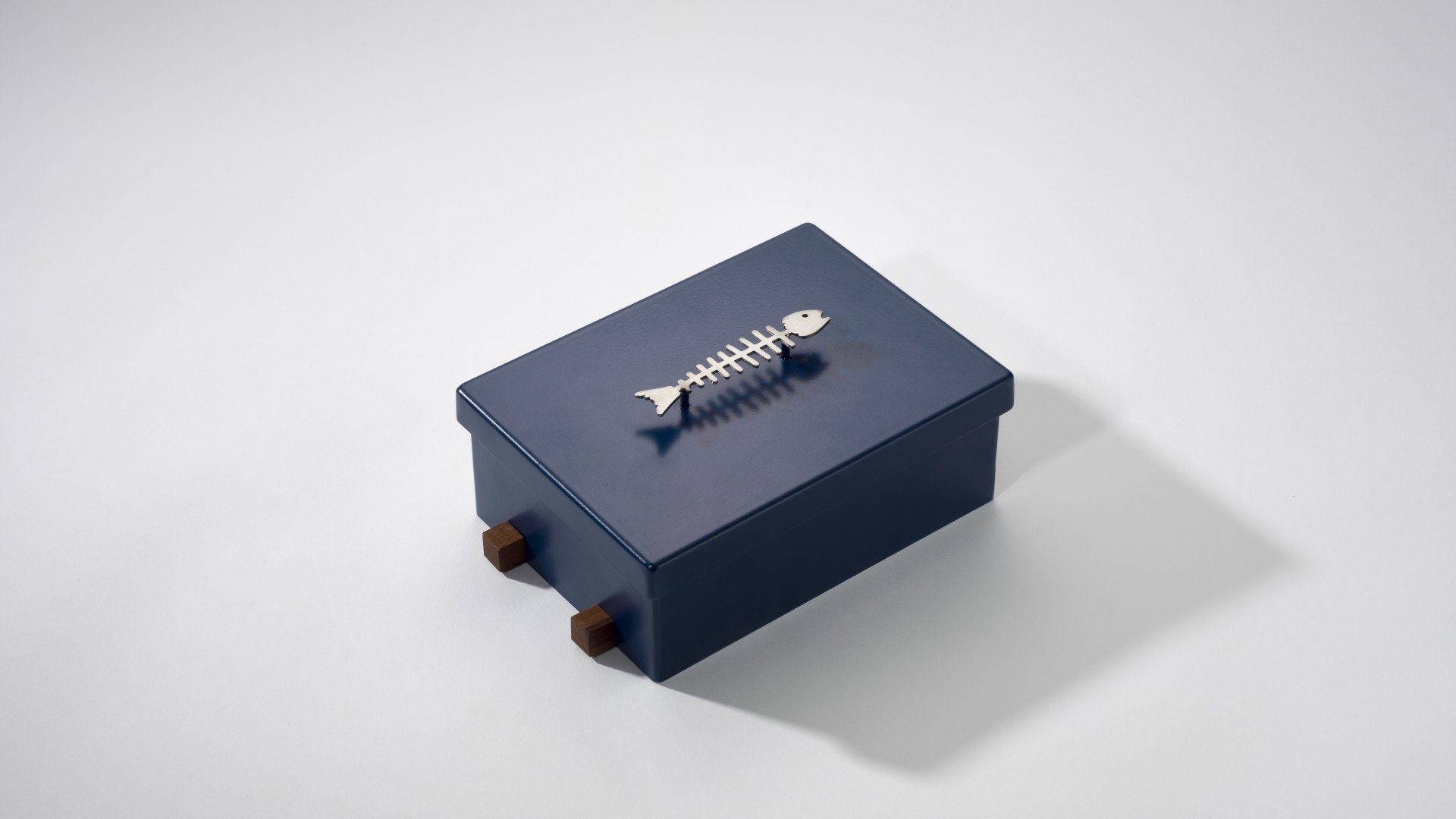 Geöffnete Präsentationsbox mit Servierbrettchen und den Anglerutensilien in den Boxfächern