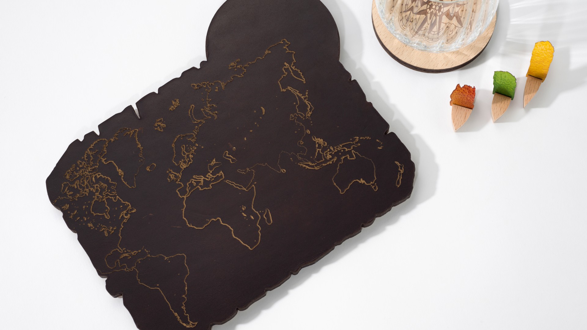 Detailed view of the serving tray with an engraved world map on leather
