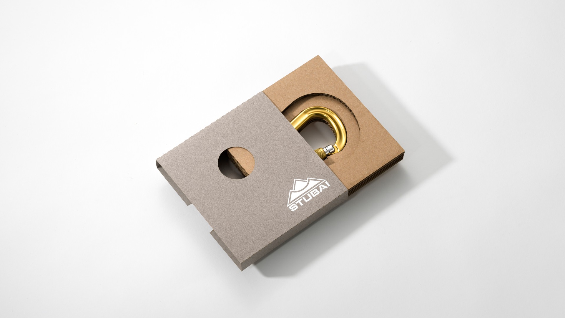 Detailansicht der halboffenen Verpackung mit goldenem Karabiner und geprägtem Stubai-Logo